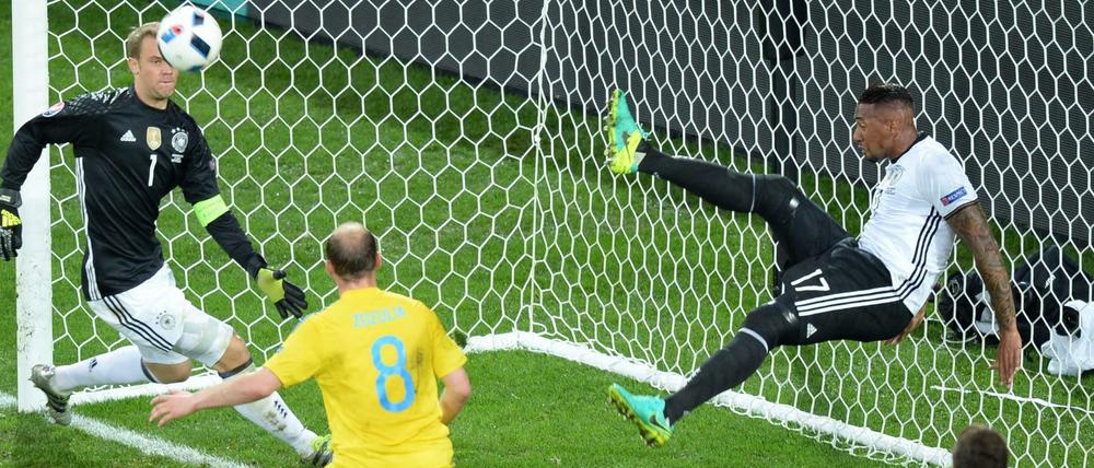 Mischung aus Michael Jordan und Houdini. Boateng rettet spektakulär.