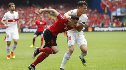 Xhaka-Duell. Taulant (l.) versucht vergeblich, sich von Granit zu lösen.