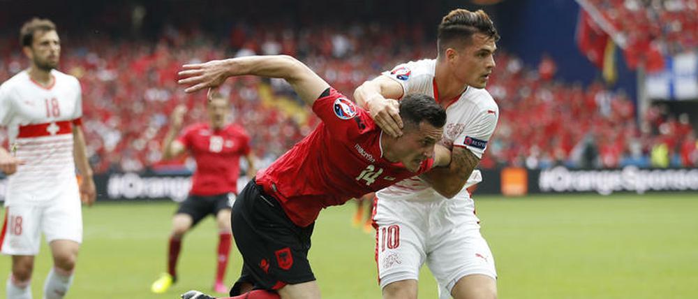 Xhaka-Duell. Taulant (l.) versucht vergeblich, sich von Granit zu lösen.