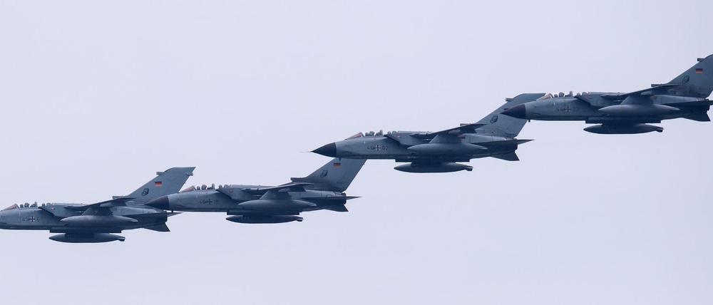 Auch Tornados, wie hier während einer Flugshow am "Tag der Bundeswehr", sind gegen den "Islamischen Staat" im Einsatz. 