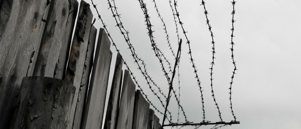 Holzbretterzaun und Stacheldraht am ehemaligen Straflager Perm 36, heute Gulag-Museum, das bis 1989 von der Sowjetunion als Gefängnis fuer Dissidenten und andere Häftlinge benutzt wurde, aufgenommen am 24.07.2009. 