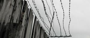 Holzbretterzaun und Stacheldraht am ehemaligen Straflager Perm 36, heute Gulag-Museum, das bis 1989 von der Sowjetunion als Gefängnis fuer Dissidenten und andere Häftlinge benutzt wurde, aufgenommen am 24.07.2009. 