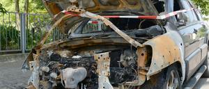 Eins der Autos, die der 25-Jährige angezündet haben soll, steht am 20. Mai in der Keplerstraße in Oberschöneweide.