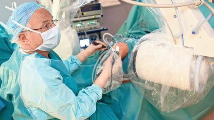 Muss das sein? Operationen am Knie sind „mengenanfällig“. Das heißt, sie lohnen sich finanziell für die Kliniken.