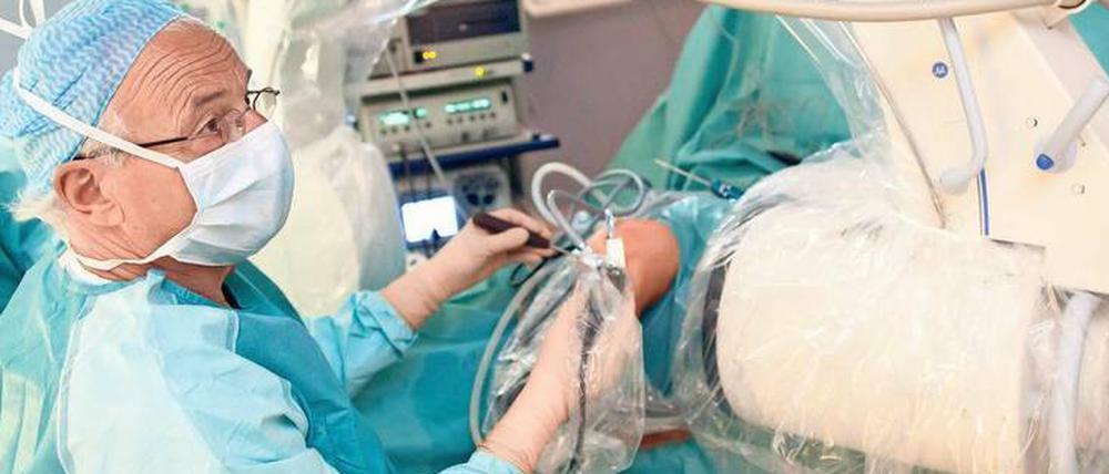 Muss das sein? Operationen am Knie sind „mengenanfällig“. Das heißt, sie lohnen sich finanziell für die Kliniken.