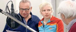 Achtung, Aufnahme! Oberkommissar Jost Fischer (Hilmar Eichhorn, l.) hat Caroline Griem ins Team der Magdeburger Polizei geholt. Regie beim jüngsten Radio-„Tatort“ des MDR führte Götz Fritsch (r.).