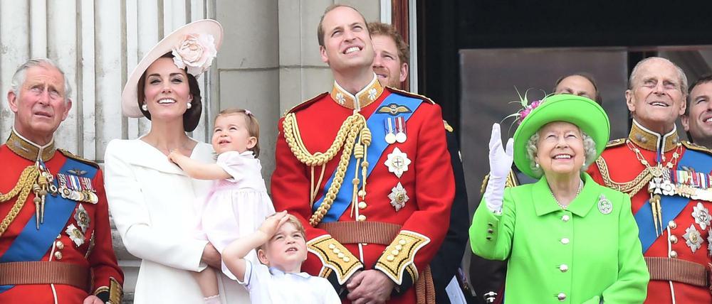 Royales Familienbild: Die Queen nimmt nebst Gatten, Sohn, Enkeln und Urenkeln die Militärparade zu ihrem 90. Geburtstag ab.
