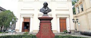 Karl Friedrich Schinkel baute sowohl die Sing-Akademie zu Berlin (heute Maxim Gorki Theater), als auch die Elisabethkirche.