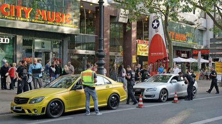 Eine Polizeikontrolle vor dem Ku'damm-Karree am Freitag der vorigen Woche.