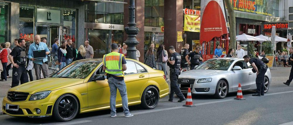 Eine Polizeikontrolle vor dem Ku'damm-Karree am Freitag der vorigen Woche.