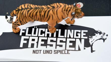 "Flüchtlinge fressen - Not und Spiele", die neue Aktion der Aktivisten vom Zentrum für Politische Schönheit.