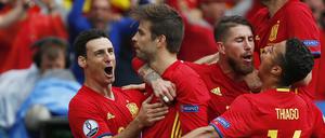 Stoischer Held. Spanien feiert Gerard Piqué (2.v.l.).
