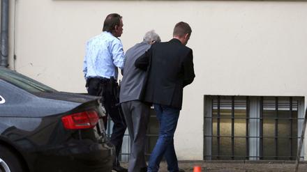 Der frühere SS-Wachmann Reinhold Hanning (M) wird von seinem Sohn und einem Justizbeamten in das Landgericht geführt.