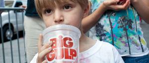 Ein Junge mit einem Softdrink in den USA. In Philadelphia wird es ab 2017 eine Steuer auf gezuckerte Getränke geben. 