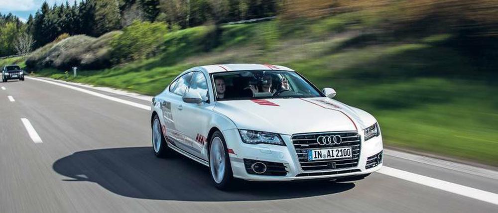 Zügig voran. Der autonom gesteuerte Audi A7 wird auf der Autobahn A9 erprobt – auch auf der Überholspur.