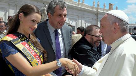 Papst Franziskus ist auf diesem von der Vatikan-Zeitung "Osservatore Romano" verbreiteten Foto bei der Generalaudienz auf dem Petersplatz mit "Miss Germany" Lena Bröder im Gespräch. 
