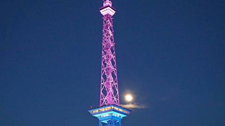 Farbenwechsel am Funkturm. Die Messe Berlin setzt ein Zeichen für die Opfer in Orlando.