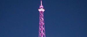 Farbenwechsel am Funkturm. Die Messe Berlin setzt ein Zeichen für die Opfer in Orlando.