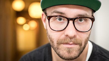 Popstar in Friedrichshain. Der Wahl-Berliner Mark Forster liefert mit „Wir sind groß“ einen Fußball-Hit. Das Lied stammt von dem neuen Album „Tape“ des 32-Jährigen.