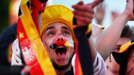 Patriot, Nationalist - oder vor allem Fan? Einer von tausenden Besuchern der EM-Fanmeile am Brandenburger Tor am Sonntagabend.