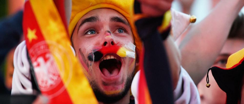 Patriot, Nationalist - oder vor allem Fan? Einer von tausenden Besuchern der EM-Fanmeile am Brandenburger Tor am Sonntagabend.