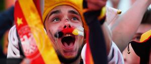 Patriot, Nationalist - oder vor allem Fan? Einer von tausenden Besuchern der EM-Fanmeile am Brandenburger Tor am Sonntagabend.