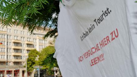 Claudia Falk designte extra ein T-Shirt mit der Aufschrift: „Ich bin kein Tourist. Ich versuche hier zu leben.“