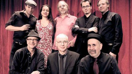 Das Semer Ensemble mit Alan Bern (oben, Mitte) im Maxim Gorki Theater.
