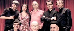 Das Semer Ensemble mit Alan Bern (oben, Mitte) im Maxim Gorki Theater.
