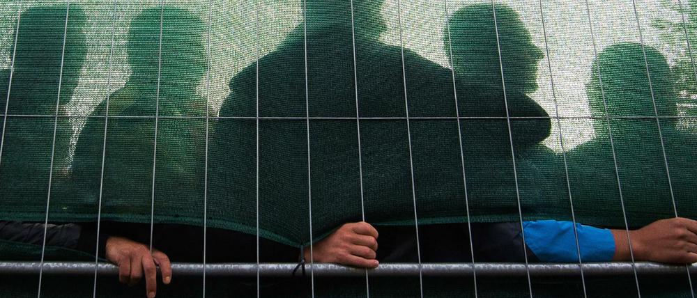 Noch vor wenigen Monaten hieß es für viele Flüchtlinge, die Deutschland erreichten: Erst einmal anstellen. Das hat sich auch nach der Schließung der Balkanroute geändert.