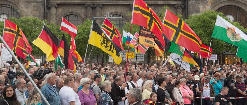 Teilnehmer einer Kundgebung der islamfeindlichen Pegida-Bewegung.
