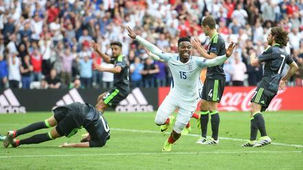 Kaum zu glauben. Daniel Sturridge gelingt in der Nachspielzeit der 2:1-Siegtreffer für England.