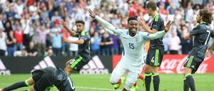 Kaum zu glauben. Daniel Sturridge gelingt in der Nachspielzeit der 2:1-Siegtreffer für England.