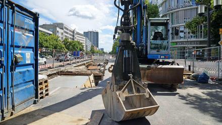 Ein führerloser Bagger und eine (zumindest oberirdisch) menschenleere Baustelle in der Bismarckstraße.