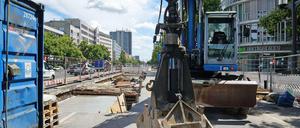 Ein führerloser Bagger und eine (zumindest oberirdisch) menschenleere Baustelle in der Bismarckstraße.