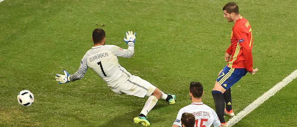 Morata trifft hier zum 3:0. Dass der Treffer wegen Abseits nicht hätte zählen dürfen - egal.