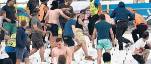 Näher rangehen. Bei den prügelnden Hooligans während der Fußball-EM zeigten einige Redaktionen gar keine Gesichter. Manche Fotoreporter sehen das anders.