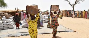 Nigerianische Vertriebene in einem Flüchtlingslager.