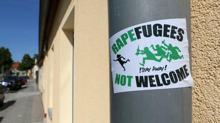 Fremdenfeindliche Aufkleber in Teltow.