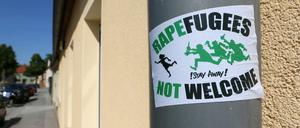 Fremdenfeindliche Aufkleber in Teltow.