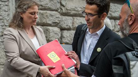Heinrich Strößenreuther einen Ordner mit gesammelten Unterschriften zum "Volksentscheid Rad" an Senatsreferentin Maike Petersen. Über 100 000 Unterschriften wurden gesammelt, die müssen die Bürgerämter nun auswerten. 