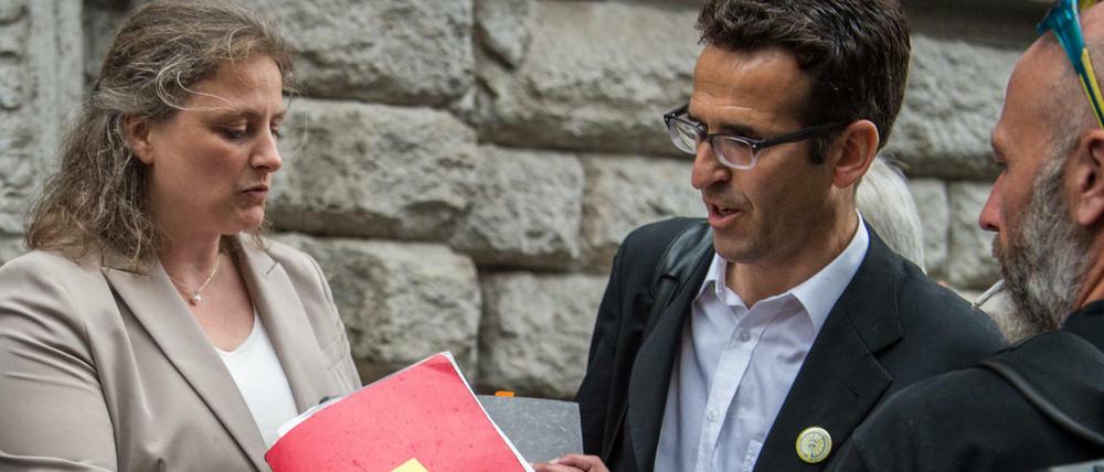 Heinrich Strößenreuther einen Ordner mit gesammelten Unterschriften zum "Volksentscheid Rad" an Senatsreferentin Maike Petersen. Über 100 000 Unterschriften wurden gesammelt, die müssen die Bürgerämter nun auswerten.