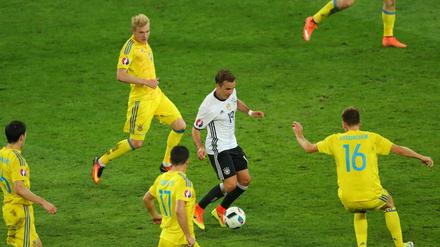 Umzingelt. Deutschlands Stürmer Mario Götze schoss gegen die Ukraine nur zweimal aufs Tor.