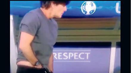 Geste des Anstoßes. Bundestrainer Löw fasste sich beim Spiel gegen die Ukraine ans Skrotum.