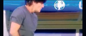 Geste des Anstoßes. Bundestrainer Löw fasste sich beim Spiel gegen die Ukraine ans Skrotum.