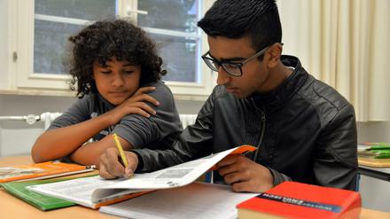 Neue Herausforderung. Zwischen 33.000 und 44.000 neue Pädagoginnen und Pädagogen müssten sofort gewonnen werden, damit die geflüchteten Kinder und Jugendlichen im Bildungssystem gut aufgenommen werden, haben die Bildungsforscher für den nationalen Bildungsbericht errechnet. 