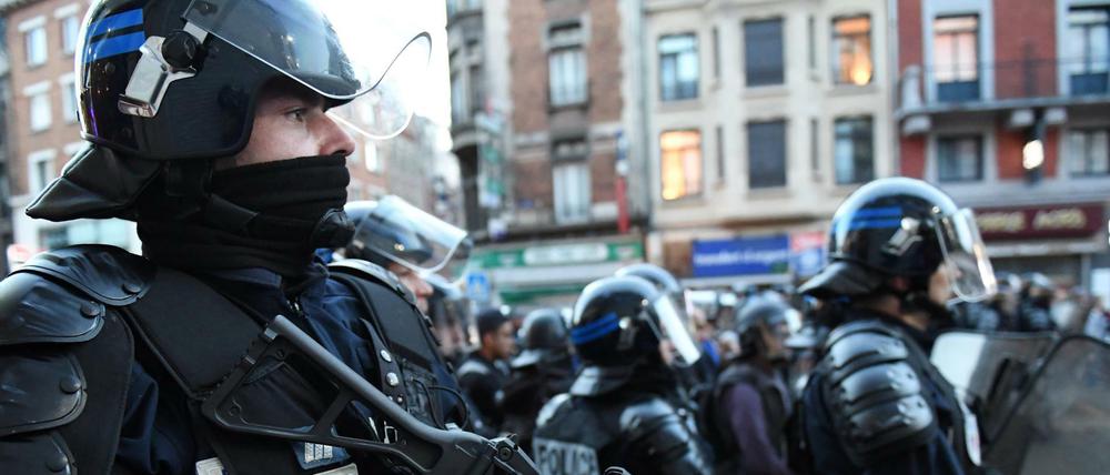 Französische Polizisten beobachten englische Fans in Lille.