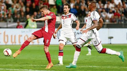 Nie ganz kaltzustellen. Boateng (r.) und Hummels wollen Lewandowski (l.) möglichst nicht so enteilen lassen.
