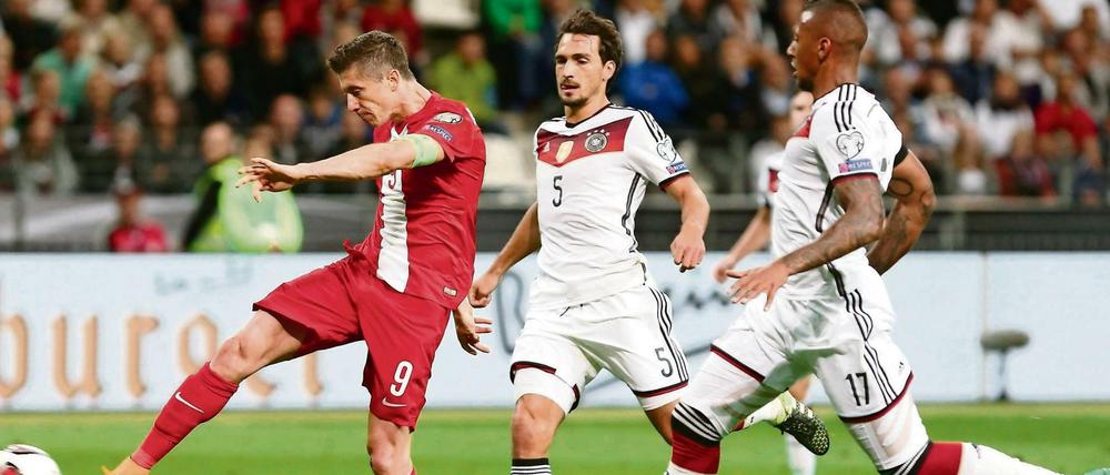 Nie ganz kaltzustellen. Boateng (r.) und Hummels wollen Lewandowski (l.) möglichst nicht so enteilen lassen.