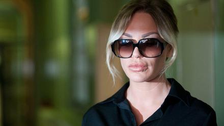 Das Model Gina-Lisa Lohfink auf ihrem Weg zum Amtsgericht Tiergarten. Dort begann der Prozess wegen Falschaussage. 